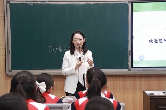 男人和女人在电视前
AI 生成的内容可能不正确。