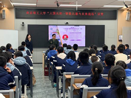 一群人正在听演讲
AI 生成的内容可能不正确。