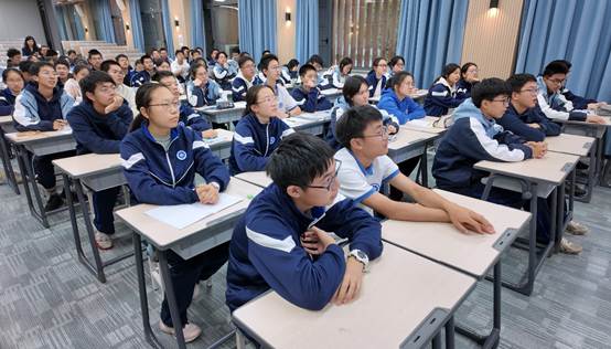 一群人坐在桌子前
AI 生成的内容可能不正确。