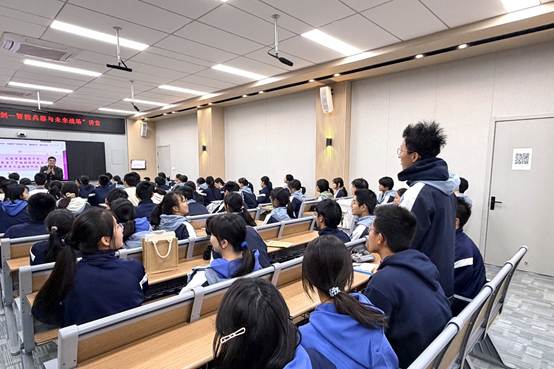 会议室里的人们
AI 生成的内容可能不正确。