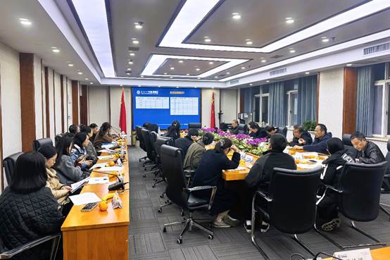 图片包含 室内, 桌子, 天花板, 建筑
AI 生成的内容可能不正确。