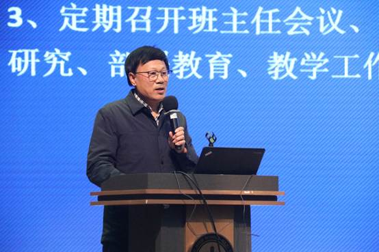 人的照片上写着字
AI 生成的内容可能不正确。