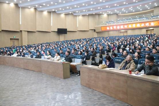 礼堂里有许多人
AI 生成的内容可能不正确。