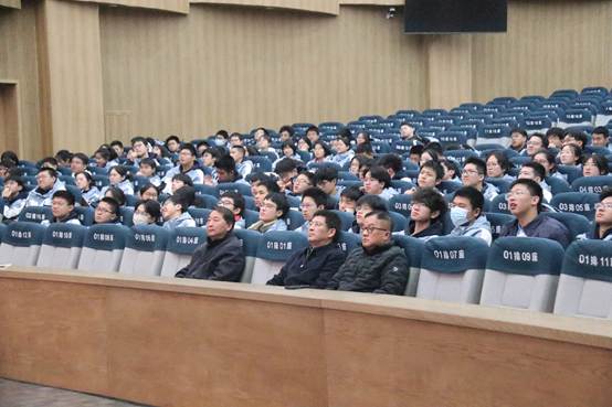 礼堂里有许多人
AI 生成的内容可能不正确。