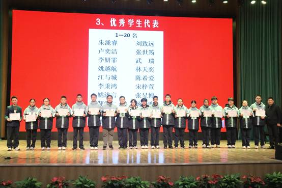 一群人站在台上
AI 生成的内容可能不正确。