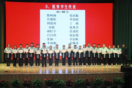 图片包含 桌子, 前, 站, 大
AI 生成的内容可能不正确。