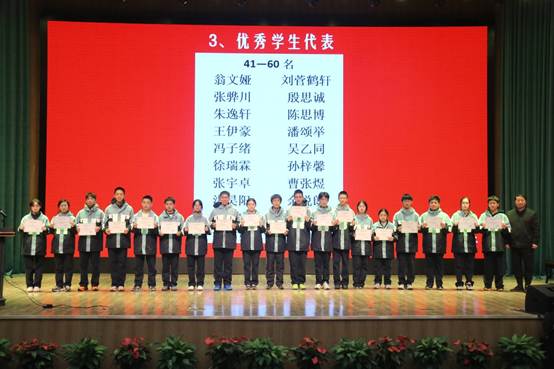 图片包含 大, 一群, 男人, 人们
AI 生成的内容可能不正确。