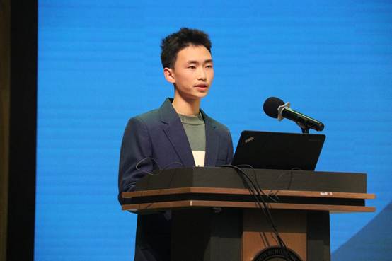 电脑前的男人
AI 生成的内容可能不正确。