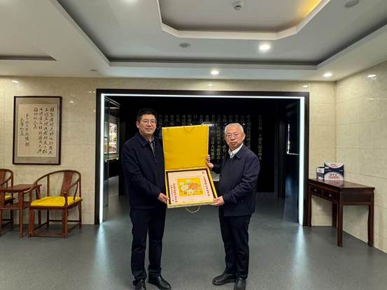 男人站在房间里
AI 生成的内容可能不正确。