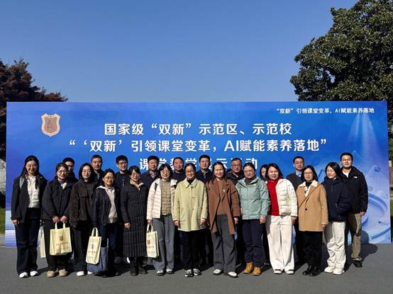 一群人站在一起合影
AI 生成的内容可能不正确。