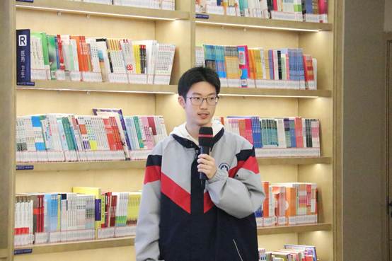 图片包含 室内, 架子, 书, 图书馆
AI 生成的内容可能不正确。