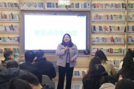 图书馆里的一群人
AI 生成的内容可能不正确。