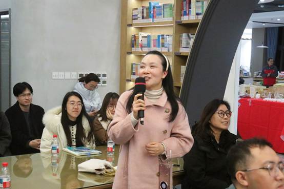 一群人在桌子前喝饮料
AI 生成的内容可能不正确。