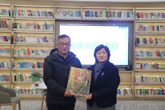 男人和女人站在图书馆里
AI 生成的内容可能不正确。