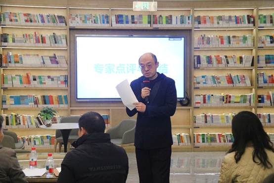 男人和女人站在图书馆里
AI 生成的内容可能不正确。