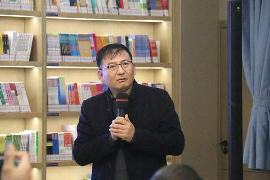 图片包含 人, 室内, 男人, 图书馆
AI 生成的内容可能不正确。