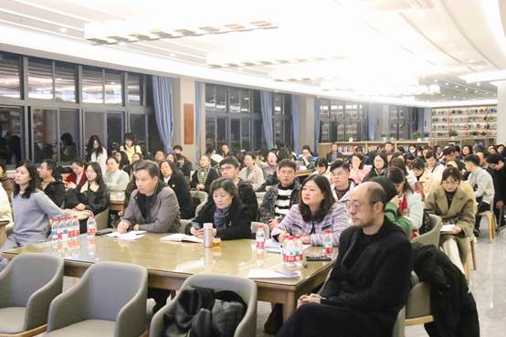 一群人在餐厅里
AI 生成的内容可能不正确。