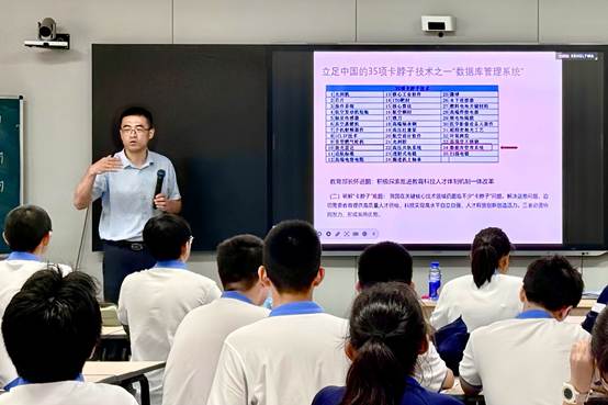 一群人在台上演讲
AI 生成的内容可能不正确。