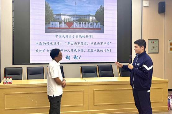 一群人站在电视前
AI 生成的内容可能不正确。