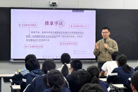 会议室里的人们
AI 生成的内容可能不正确。