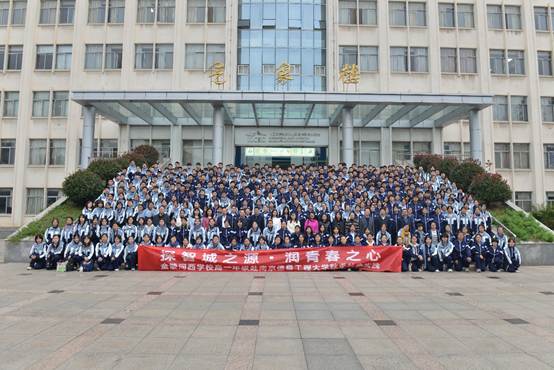 建筑前的广场上有许多人
AI 生成的内容可能不正确。