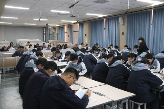 会议室里的人们
AI 生成的内容可能不正确。