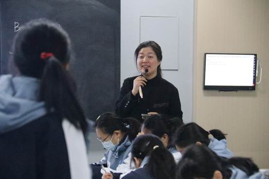 人们在看台上
AI 生成的内容可能不正确。