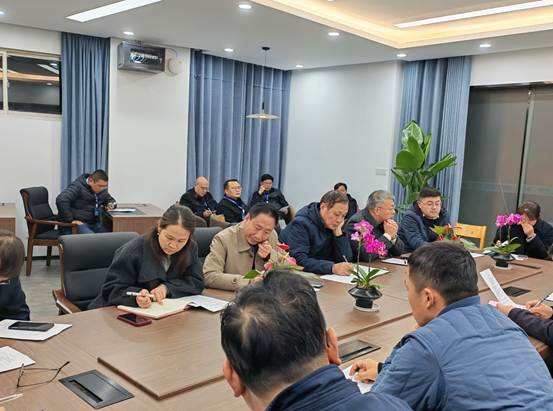 会议室里的人们
AI 生成的内容可能不正确。