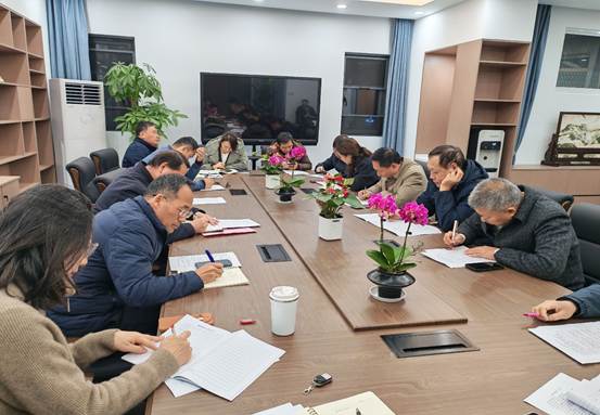 一群人坐在桌子前
AI 生成的内容可能不正确。