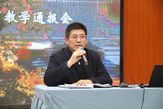 男人在吃东西
AI 生成的内容可能不正确。