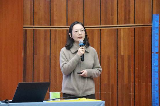 女人站在门前
AI 生成的内容可能不正确。