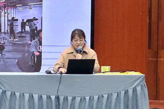 图片包含 人, 室内, 女人, 桌子
AI 生成的内容可能不正确。