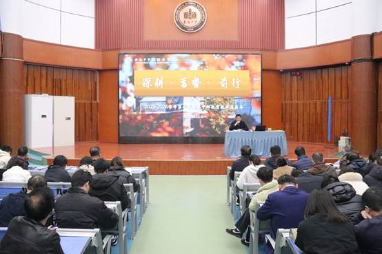 会议室里的人们
AI 生成的内容可能不正确。