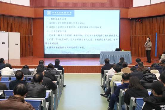 会议室里的人们
AI 生成的内容可能不正确。