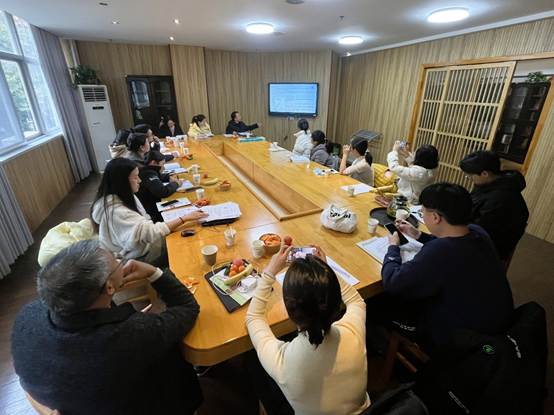 人们在看台上的人在桌子前
AI 生成的内容可能不正确。