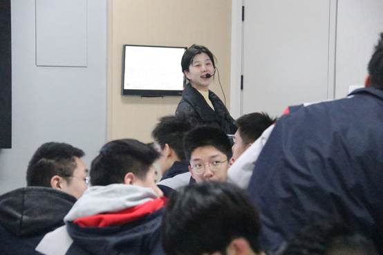 一群人在房间里
AI 生成的内容可能不正确。