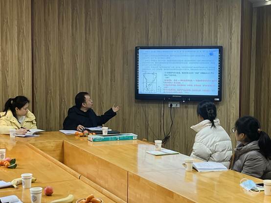 一群人坐在桌子前
AI 生成的内容可能不正确。