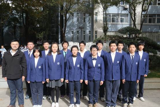 一群人站在一起合影
AI 生成的内容可能不正确。