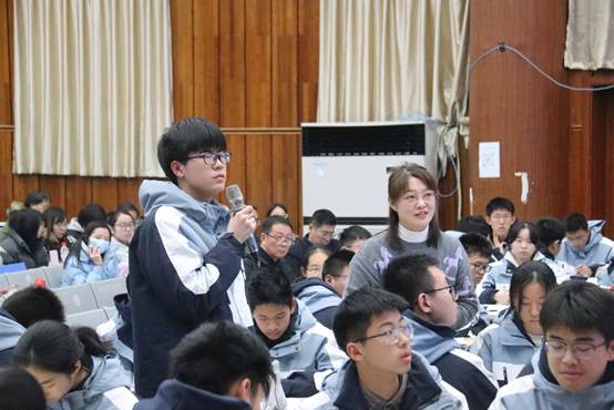 �����ڿ�̨�ϵ���Ⱥ

AI ���ɵ����ݿ��ܲ���ȷ��