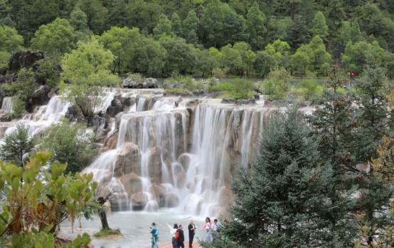 瀑布的风景
AI 生成的内容可能不正确。
