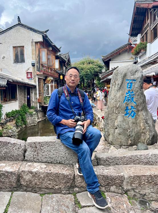 石头房子中间的男人
AI 生成的内容可能不正确。