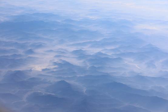 飞机窗户外的云
AI 生成的内容可能不正确。