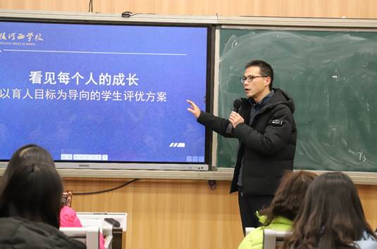 �����ڿ�̨�ϵ����ڵ���ǰ

AI ���ɵ����ݿ��ܲ���ȷ��