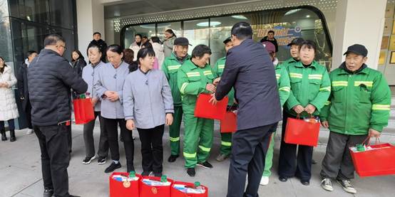 一群人站在一起
AI 生成的内容可能不正确。