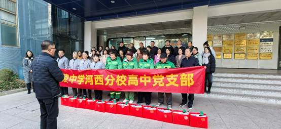 人们站在一起
AI 生成的内容可能不正确。