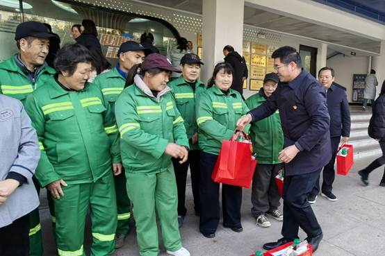 一群穿着制服的人
AI 生成的内容可能不正确。