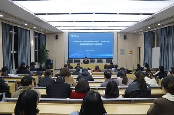 会议室里的人们
AI 生成的内容可能不正确。