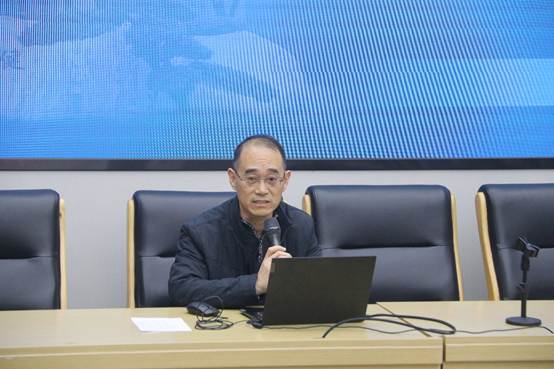 电脑前的人
AI 生成的内容可能不正确。