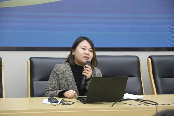 图片包含 室内, 桌子, 女人, 笔记本
AI 生成的内容可能不正确。