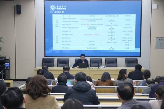 一群人正在听演讲
AI 生成的内容可能不正确。